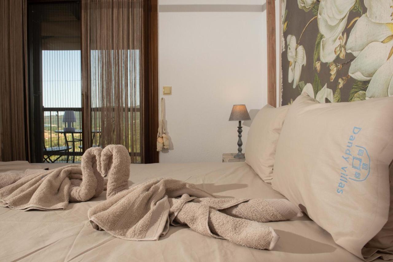 Dandy Villas Nea Roda - Melodic Waves - Private - Pool - Parking - Cellar מראה חיצוני תמונה